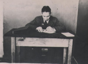 Хәкимҗан Халиков "Яшь партизаннар" хикәясе өстендә эшләгән көннәрдә төшкән фотокарточкасы 24.07-1951 ел